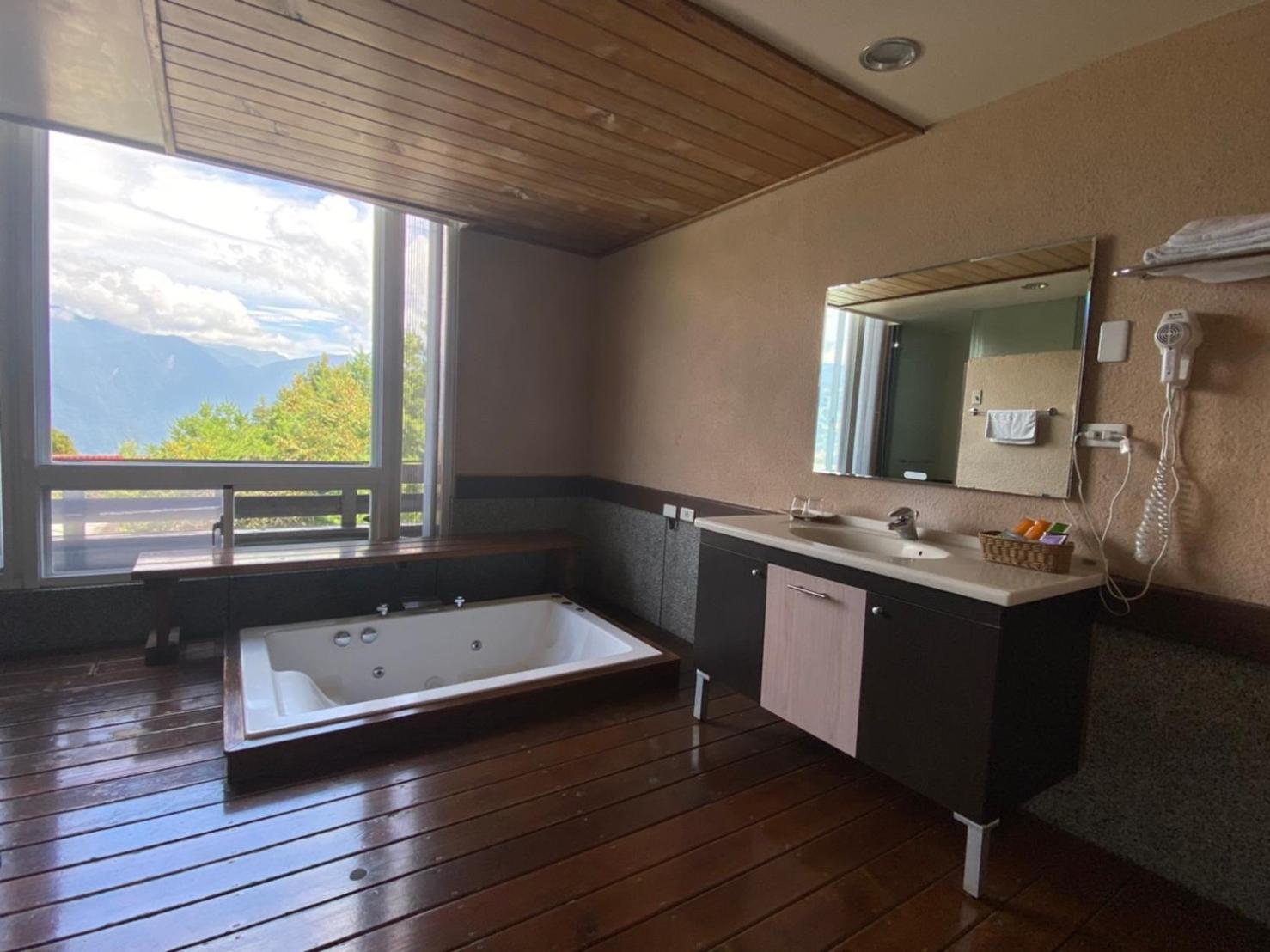 Ailiga Travel Villa Renai Rum bild